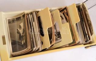 Vegyes régi és modern fotó tétel, műanyag tartódobozban, 24,5x12x11 cm
