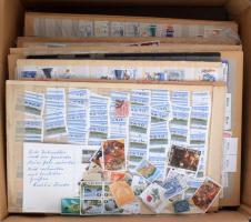 Sok-sok ezer nagyon vegyes külföldi bélyeg, sok motívummal, modernnel és régiekkel berakólapokon, füzetben, tasakokban, hullámkarton dobozban. Érdemes átnézni!