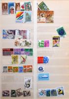 Vegyes külföldi tétel, benne néhány száz db bélyeg, közte Ausztria, Ausztrália, Belgium, Bosznia-Hercegovina, Csehszlovákia, Finnország, Hollandia, 27 lapos nagy rugós berakóban