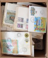 Nagy modern FDC tétel hullámkarton ládában.