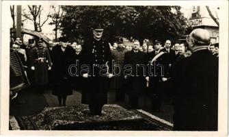 1941 Budapest, Nemzetközi Vásár 1941. Vitéz Nagybányai Horthy Miklós kormányzó megnyitja a vásárt, m...