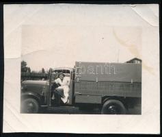 cca 1938 Budapest X. Kemény Antal Szerszám és Szerszámgépgyár Rt. teherautója, kisméretű fotó, felületén törésnyomok, 4×5 cm