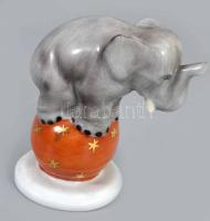 Herendi porcelán elefánt labdával. Kézzel festett, jelzett, hibátlan, m: 7 cm