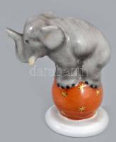 Herendi porcelán elefánt labdával. Kézzel festett, jelzett, hibátlan, m: 7 cm