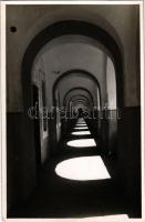 Komárom, Komárno; A visszacsatolt Komárom ősrégi várának folyosója. Foto Wojtowicz kiadása / fortress, castle, corridor