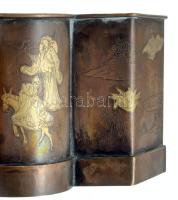 Antik japán réz váza. cca 19. sz. második fele, életkép jelenetekkel díszített, sérüléssel, 25x12 cm...