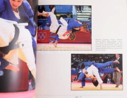 Judo Makes History. London 2012. Lausanne, International Judo Federation. 184p. Kiadói kartonált köt...