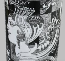 Hollóházi Szász Endre által tervezett mintával díszített porcelán váza. Matricás, jelzett, minimális...