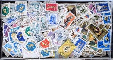 Több ezer darab bélyeg az 1950-60-as évekből, cipősdobozban