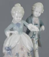 Gyermekpár jelzett porcelán figura, hibátlan, m: 11 cm