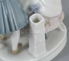 Gyermekpár jelzett porcelán figura, hibátlan, m: 11 cm