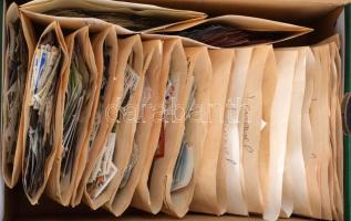 Lengyelország, Csehszlovákia, Ausztria borítékos rendezők, összesen kb. 10.000 db bélyeg cipősdobozban