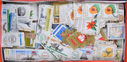 Lengyelország több ezer darab bélyeg cipősdobozban