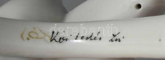 Kőbányai Porcelángyár tukán pár. Terv: Ősz Szabó Antónia. Jelzett, hibátlan, m: 8 cm