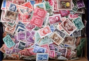 Több ezer darab bélyeg az 1940-50-es évekből, cipősdobozban