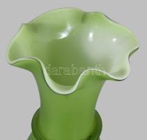 Kétrétegű mohazöld váza, szálrátétes díszítéssel, hibátlan, m: 19,5 cm