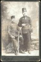 cca 1890 Katonák kitüntetésekkel, keményhátú fotó Reitter komáromi műterméből, 16,5×10,5 cm