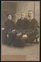 cca 1910 Apa gyermekeivel, keményhátú fotó Bokor Gyula komáromi műterméből, 16,5×10,5 cm