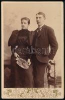cca 1900 Házaspár portréja, hölgy legyezővel, keményhátú fotó Mager komáromi műterméből, 16,5×10,5 cm