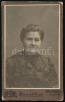 cca 1900 Idősebb hölgy portréja, keményhátú fotó Benesch Ernő oravicabányai műerméből, 10,5×6,5 cm