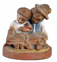 Gondos József (1909-1987): Olvasó gyerekek, festett kerámia, , jelzett, m: 15x15 cm