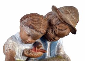 Gondos József (1909-1987): Olvasó gyerekek, festett kerámia, , jelzett, m: 15x15 cm