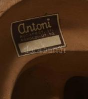 Gondos József (1909-1987): Olvasó gyerekek, festett kerámia, , jelzett, m: 15x15 cm