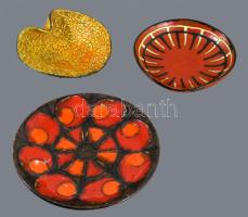 3 darab retro iparművész tányér, kínáló, közte Magyarszombatfa, felületi sérüléssel, h: 18,5 cm