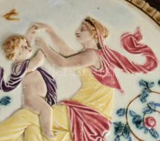 Puttókkal incselkedő múzsa. Fajansz dísztányérpár. cca 1880, Németország vagy Znojmo. Kézzel festett...