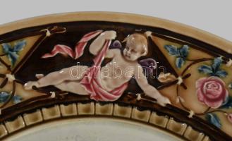 Puttókkal incselkedő múzsa. Fajansz dísztányérpár. cca 1880, Németország vagy Znojmo. Kézzel festett...