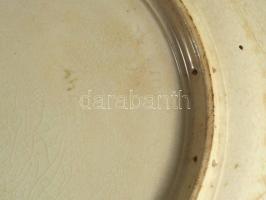 Puttókkal incselkedő múzsa. Fajansz dísztányérpár. cca 1880, Németország vagy Znojmo. Kézzel festett...