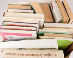 Hatalmas vegyes könyvtétel, közte filozófiai, történelemi, társadalomtudományi és jogi témájúak, de ...