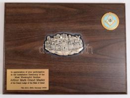 2000 Tel-Aviv, fém szabadkőműves plakett, fa alapon, jó állapotban, 24×30 cm