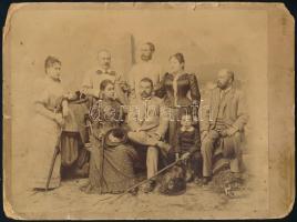 cca 1880 Családi csoportkép, keményhátú fotó Divald Károly eperjesi műterméből, sarkain és szélein sérülések, 21×28 cm
