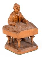 Citerás. Részletgazdag faragott fa szobor, m: 15 cm