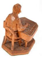 Citerás. Részletgazdag faragott fa szobor, m: 15 cm