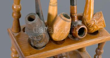 Fa pipatartó, rajta 7 darab pipával, közte faragott férfi fejes, stb, 22x25 cm