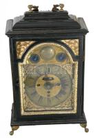 Szekrényóra, (kandallóóra) XVIII. sz. Pozsony, "Jacob Gulden Pressburg" órásmester felirattal, negyedet csengőre ütő bécsi óraszerkezet, egynapos ingajárat, vésett, gilosált réz, római számos számlap, festett fa házban, préselt réz díszekkel, kulccsal nyitható óraház (kulcsok megvannak). Kissé sérült tokkal, de meglévő díszekkel. Működő, de javításra szoruló szerkezettel m: 50 cm, sz: 27 cm / Antique chandellier or cupboard clock. 18th century Pressburg (Bratislava SK) with copper dial and upper field Signed: Jacob Gulden Pressburg. Strikes quarter. Works, but needs mending 50 cm