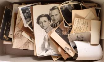 Vegyes fotó tétel: több mint 110 db vegyes papírkép és vizitkártya az 1900-as évek elejétől