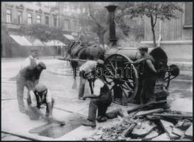 cca 1938 Kallós Oszkár (1874-1955) budapesti fényképész és fotóriporter felvétele (Útburkolók), 1 db modern nagyítás, jelzés nélkül, 15x21 cm