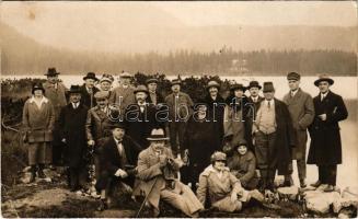 Tátra, Magas-Tátra, Vysoké Tatry; Csorba-tó, kirándulók / Strbské pleso / lake, group of tourists. Hegedüs (Lipt. Sv. Mikulás) photo (EB)