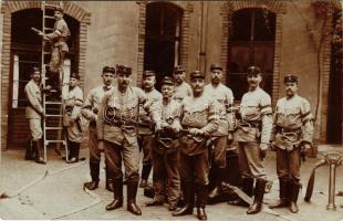 1914 Budapest II. első világháború, osztrák-magyar katonák a laktanyában, tűzőrség. photo (EB)