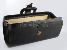 Régi orvosi táska, benne tartalommal: eszközök, kötszerek, 42x18 cm