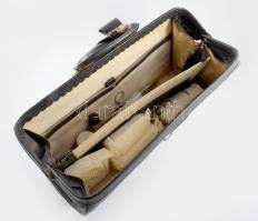 Régi orvosi táska, benne tartalommal: eszközök, kötszerek, 42x18 cm