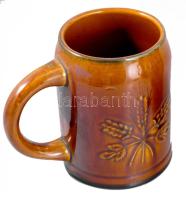 Gárnit 2 darab Épgép munkást ábrázoló korsó, jelzett, hibátlan, m: 12,5 cm