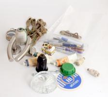 Vegyes bolha tétel, közte művészfesték, voltmérő, tollak, foglalatok, kulcsok, stb.