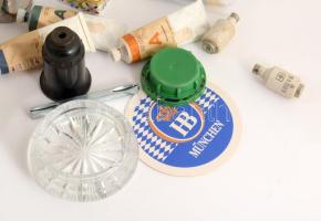 Vegyes bolha tétel, közte művészfesték, voltmérő, tollak, foglalatok, kulcsok, stb