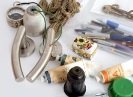 Vegyes bolha tétel, közte művészfesték, voltmérő, tollak, foglalatok, kulcsok, stb