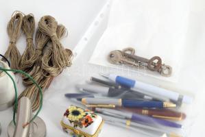 Vegyes bolha tétel, közte művészfesték, voltmérő, tollak, foglalatok, kulcsok, stb