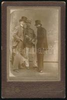 cca 1910 Barátok portréja, keményhátú fotó Helfgott Sámuel (Budapest-Városliget) műterméből, hátoldalon a műterem képével, 10,5×7,5 cm